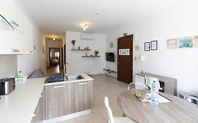 Modern & Central 2 Bedroom & 2 Bathrooms Apartment